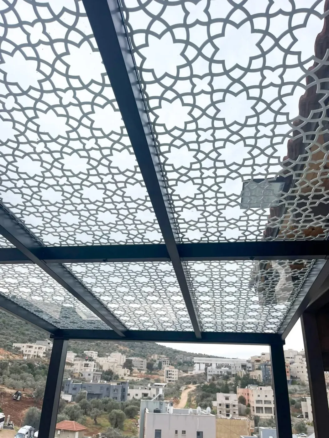 سقف برجولا زجاج مع تظليل ليزر بنقش إسلامي فوق تراس — بلوكريست مصر
